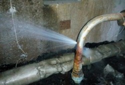 Прорвало стояк отопления или водоснабжения: кто на самом деле должен платить за ремонт &mdash; вы или управляющая компания?