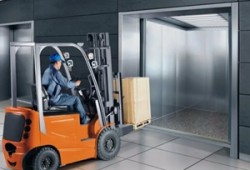 Как выбрать грузовой лифт для склада или торгового центра
