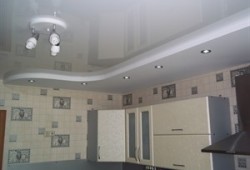 Особенности дизайна двухуровневых потолков на кухню