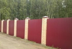 Кому доверить монтаж забора?