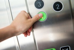 В Калининграде жители не хотят принимать современный лифт