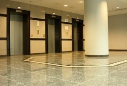 Облицовка лифтовых порталов камнем