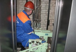 В Курске начали менять лифтовое оборудование