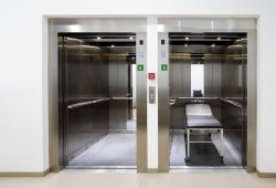 Больничные лифты: особенности и характеристики 