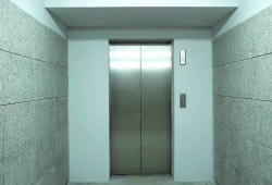 Как уберечь себя от нападения в лифте