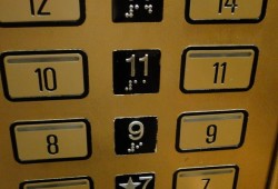 Кнопки с азбукой Брайля - cовременные лифты становятся умнее 
